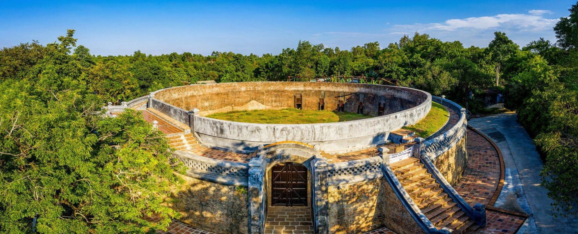 Explore Hue's countryside by bicycle, take a dragon boat